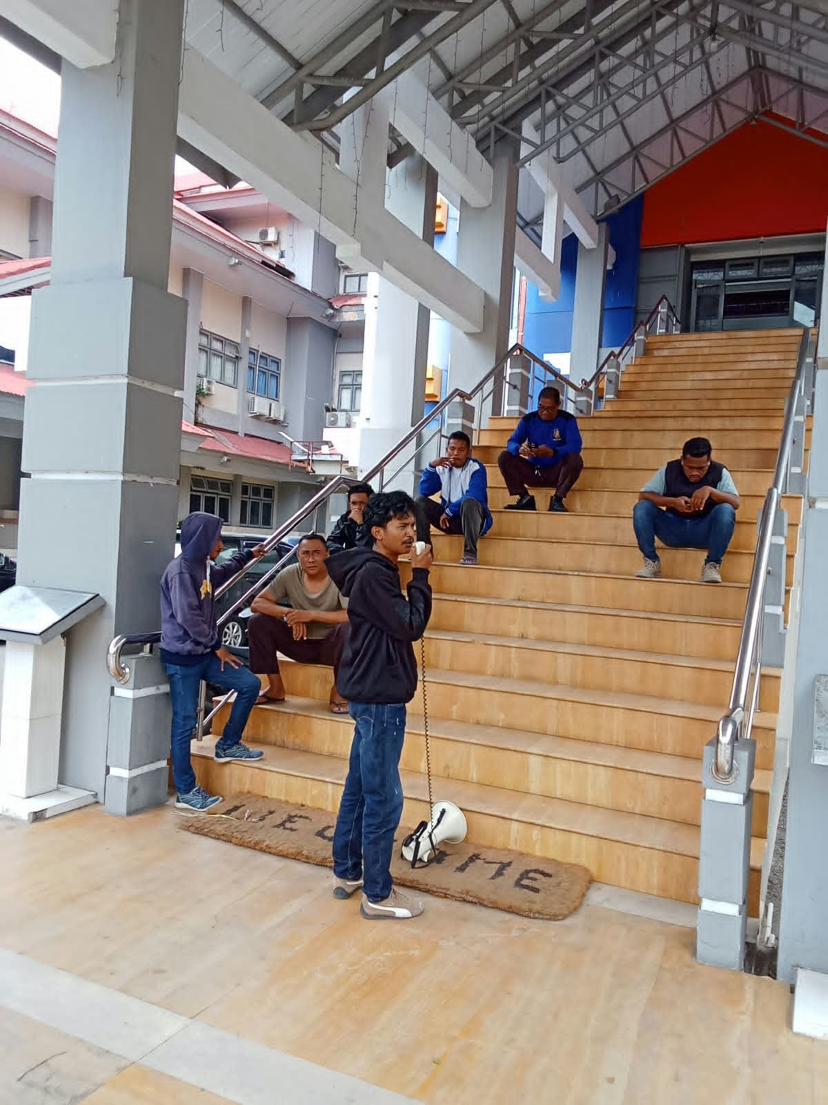 Dugaan Korupsi Proyek Gedung FISIP UNPATTI Ambon, Alumni dan Mahasiswa Demo di Rektorat, Desak Rektor Evaluasi Pejabat Kampus