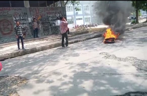 Gedung FISIP UNPATTI Diduga Mangkrak, Mahasiswa Bakar Ban Bekas di Depan Rektorat, Desak Rektor dan PPK Bertanggung Jawab