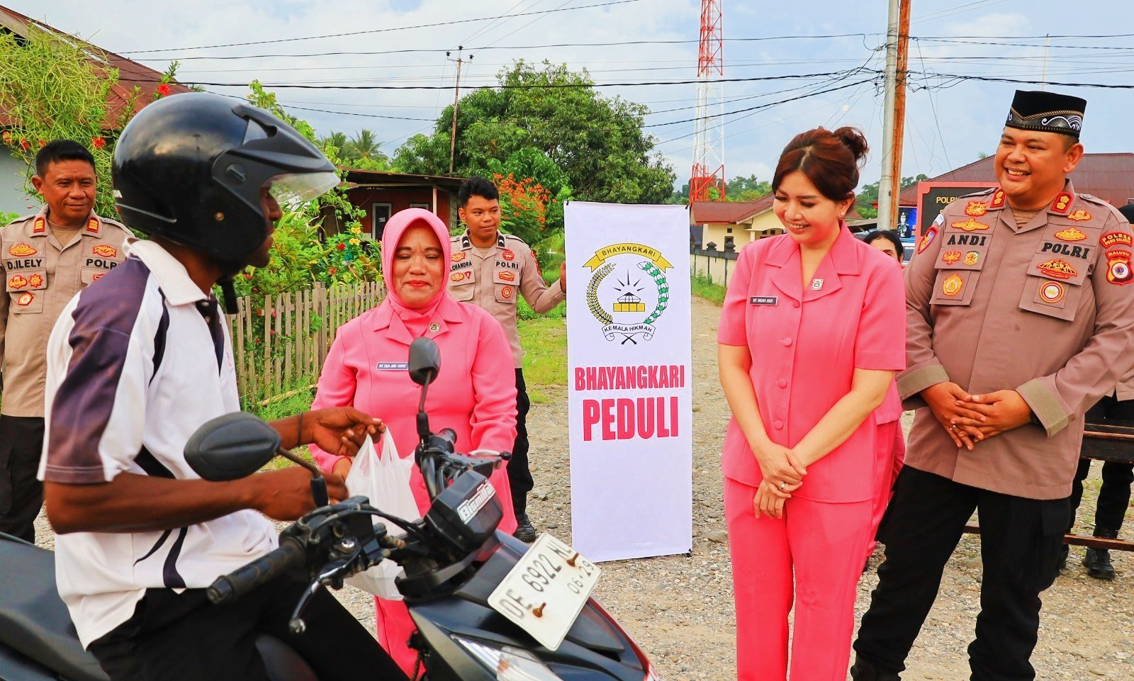 Ramadhan Penuh Berkah, Polres Bursel dan Bhayangkari Tebar Takjil serta Pesan Damai di Namrole