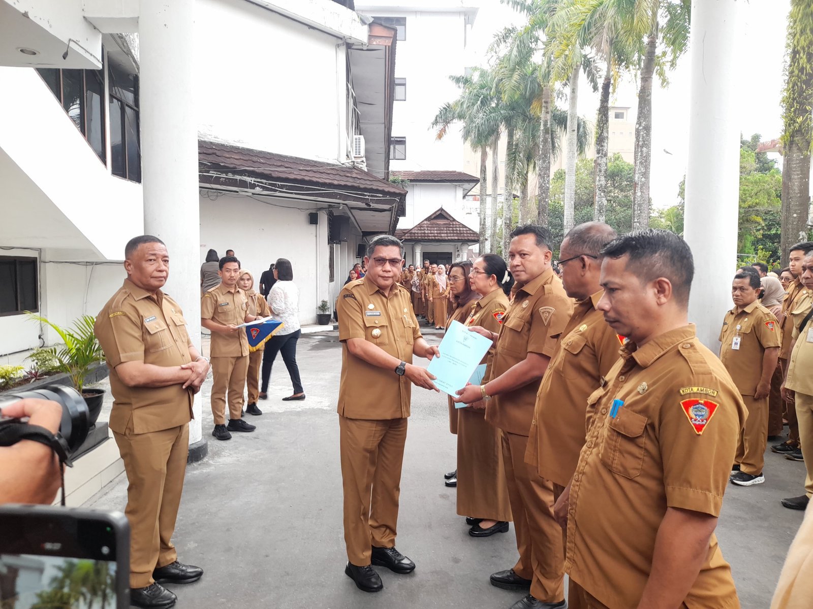 Pemkot Ambon Serahkan DPA 2026 dan Bantuan UMKM, Wali Kota Tegaskan Percepatan Kerja dan Tertibkan Parkir liar