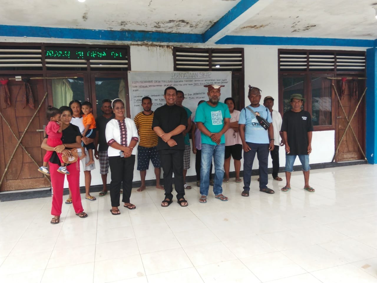 Warga BurseL Palang Kantor Desa, Tolak Penunjukan Penjabat Kepala Desa