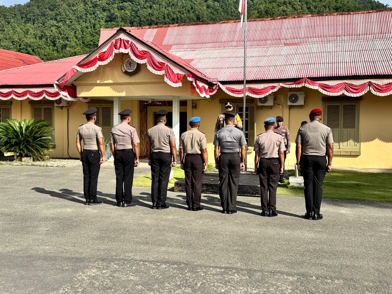 Menutup Tahun dengan Amanah: Kapolres BurseL Pimpin Korps Raport Kenaikan Pangkat Personel