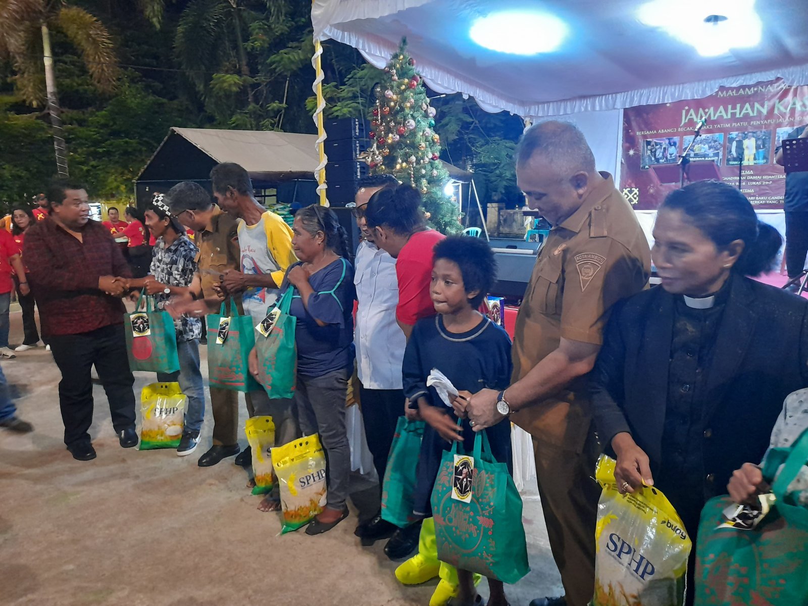 Natal Jadi Jembatan Kasih, Pemkot Ambon Bagikan Ratusan Paket Sembako