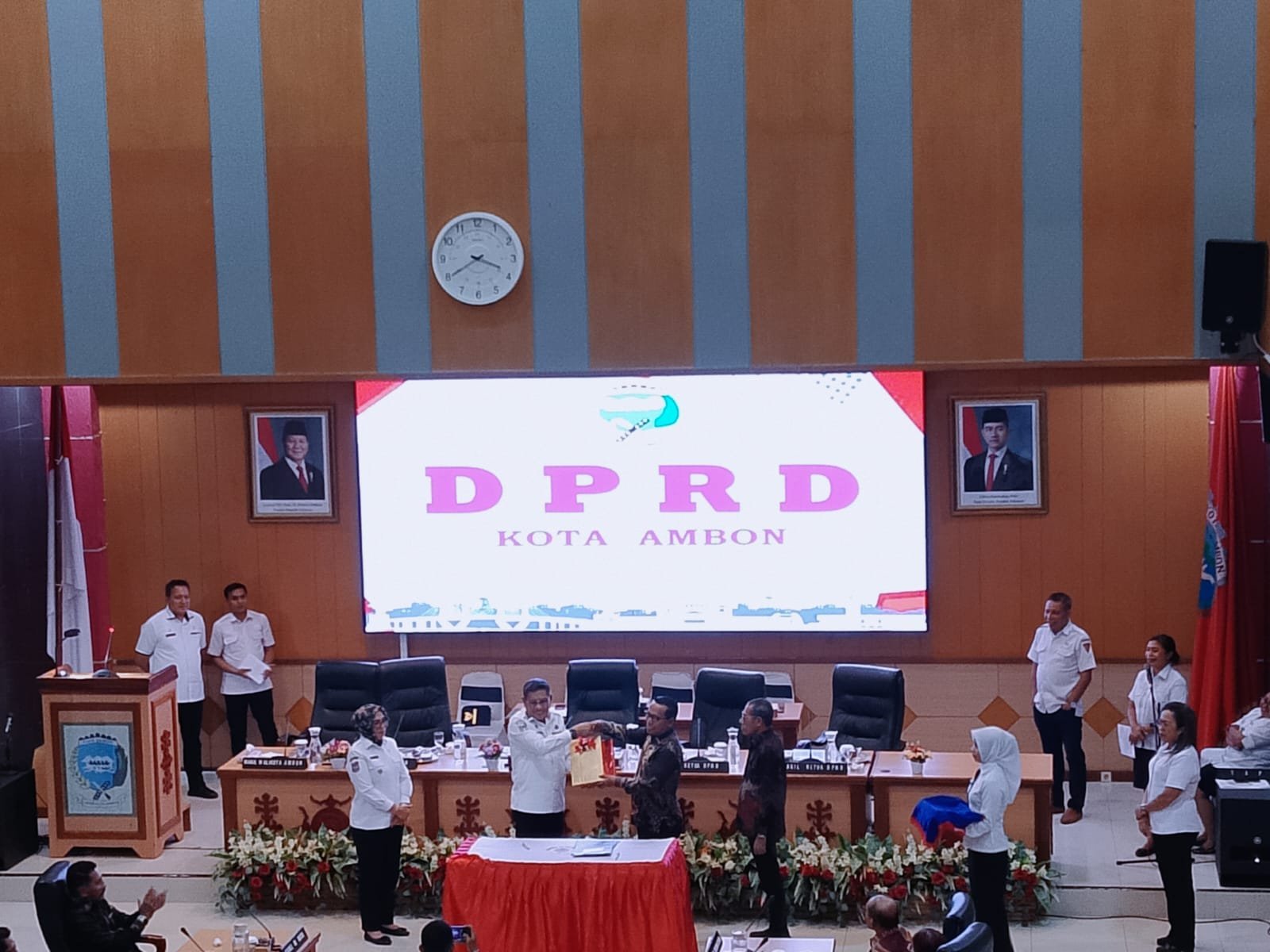Serahkan KUA-PPAS APBD 2027 ke DPRD, Wali Kota Ambon Targetkan Ekonomi Tumbuh 5,7 Persen