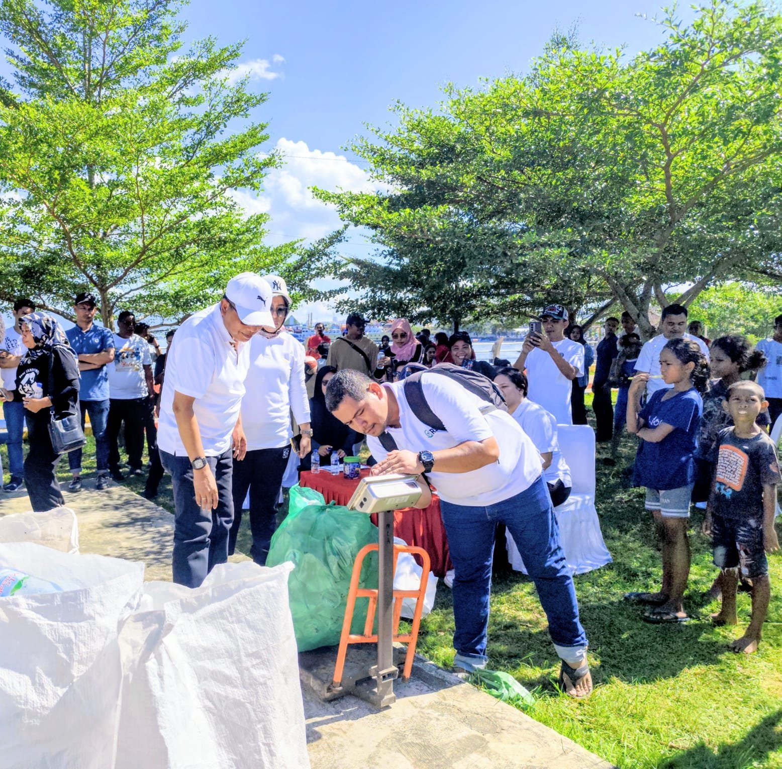 Pemkot Ambon Gelar Aksi Bersih Teluk Ambon, Dorong Kesadaran Warga Jaga Lingkungan