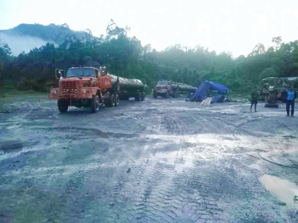 Truk Loging Milik Raja Kayu Maluku Hantam Jalan Nasional, Warga Geram!