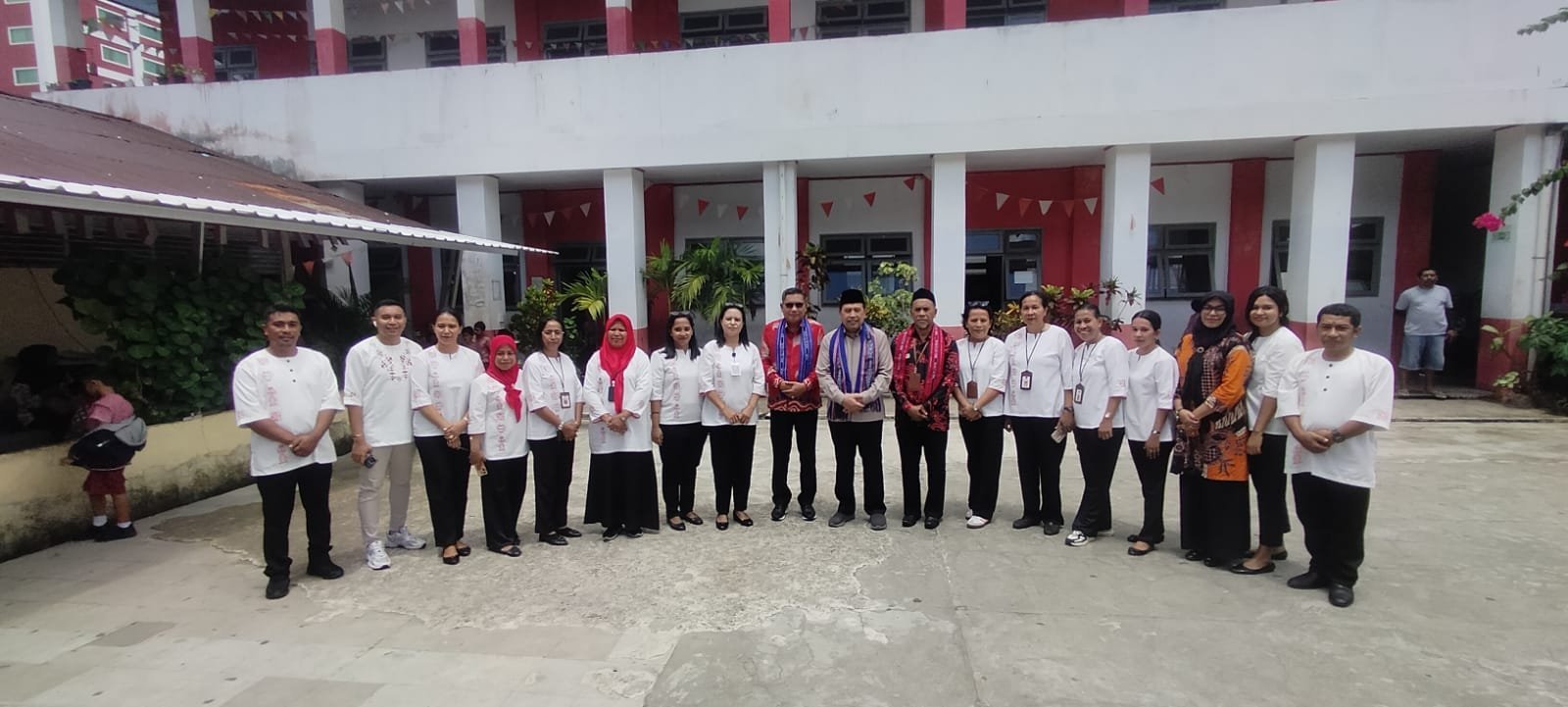 Ketua Ombudsman RI Tinjau Program Makanan Bergizi Gratis di Ambon