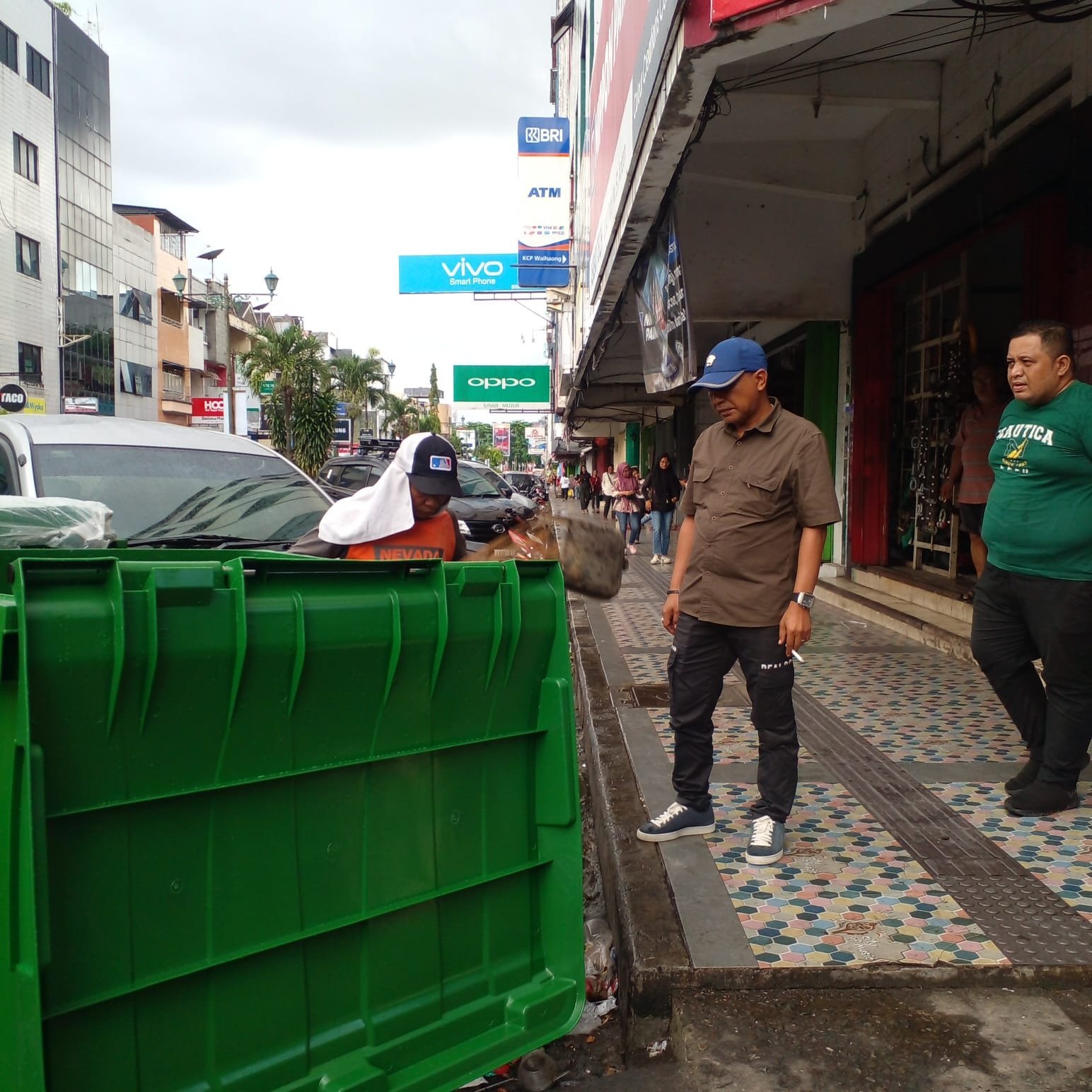 DLH Ambon Pasang Empat Waste Bin Modern di Jalan A.Y.Patty